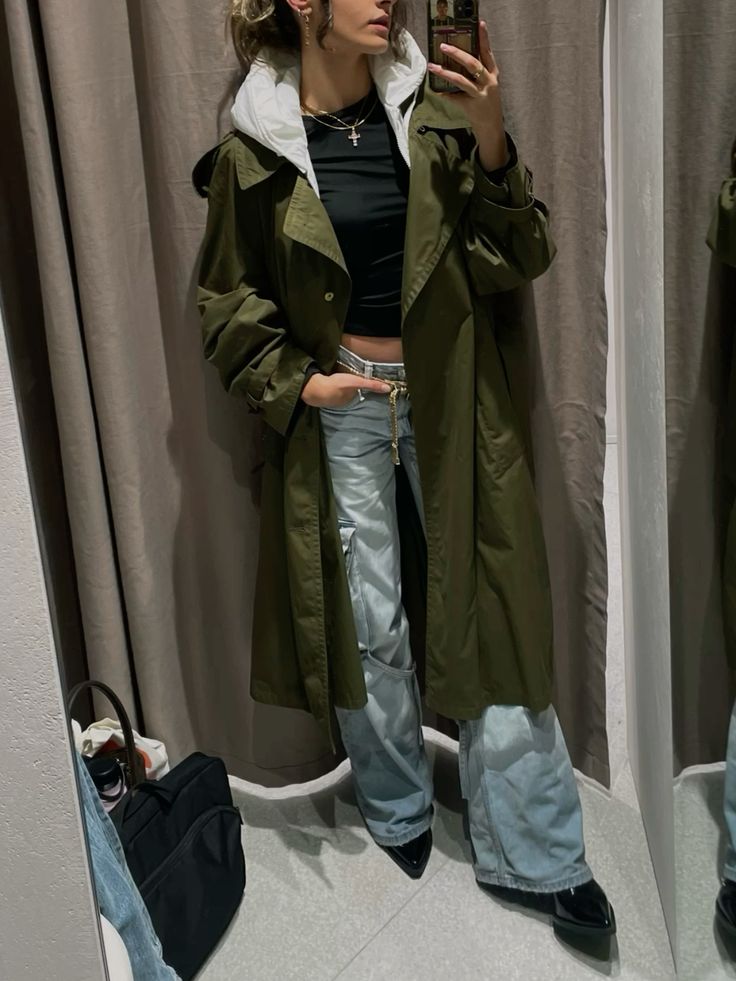 taking a selfie a beautiful lady to styled a pair of cargo pants and trench coat. 